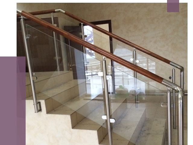 Комбинированные перила из металла и дерева в Каменке