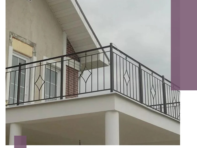 Изготовление балконных ограждений в Каменке из металла и стекла