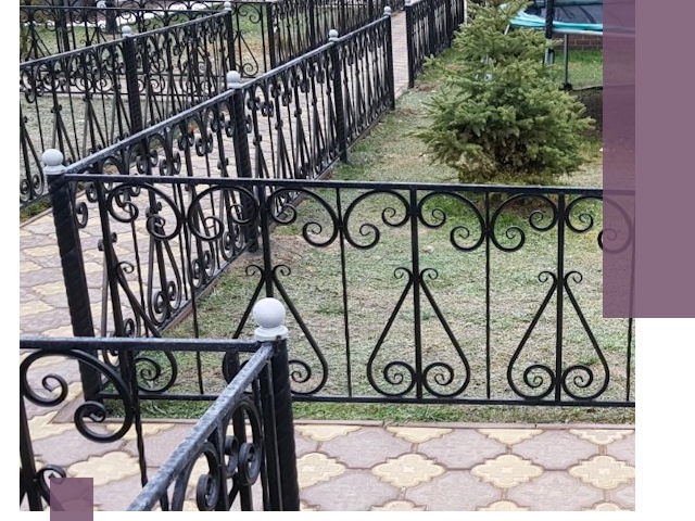 Кованые газонные ограждения под ключ в Каменке